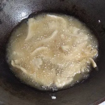 Kemudian goreng dalam minyak panas hingga matang dan kriuk.