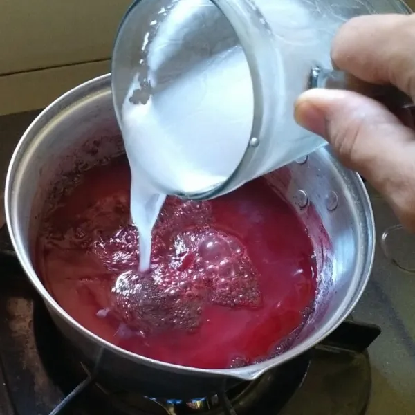 Jika sudah mendidih, masukkan santan, dan agar-agar plane. aduk rata. hingga mendidih dan matang.