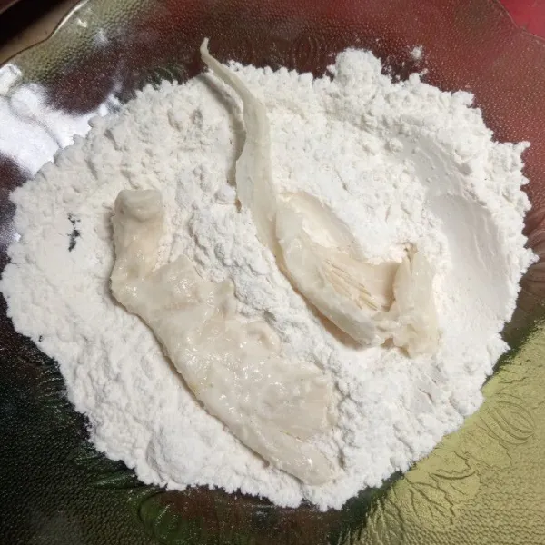 Setelah itu, masukkan ke dalam campuran tepung kering. Baluri hingga rata sambil sedikit di tekan agar tepung menempel dengan baik.