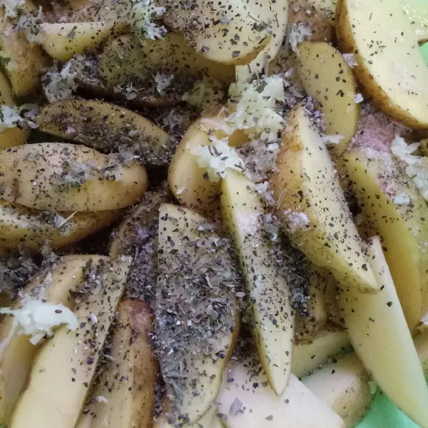 Campurkan kentang  dengan herbs, bawang putih parut aduk rata.