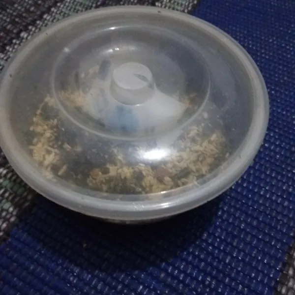 Cara membuat furikake: campur semua bahan, masukkan ke dalam wadah. beri silica gel supaya awet. penyimpanan dalam kulkas bisa tahan 2-3minggu.