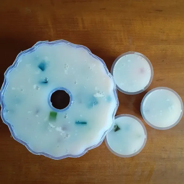 Lalu siram dengan setengah puding (bahan 2). Biarkan setengah membeku. Lanjut tuang sisa pudingnya. Biarkan membeku di suhu ruang. Simpan dalam kulkas kira² 2 jam an.