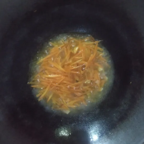 Masukkan wortel, beri sedikit air, masak sampai wortel empuk.