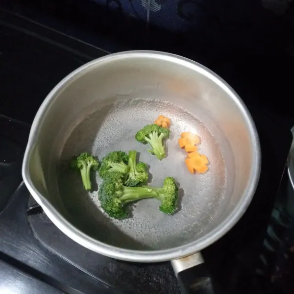 Rebus brokoli dan wortel, tiriskan.