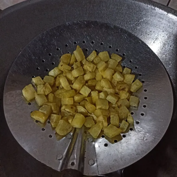 Goreng kentang yang sudah dipotong hingga matang.