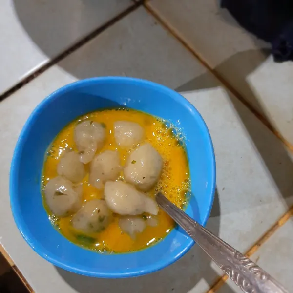Kocok telur yang telah diberi sejumput garam. Masukkan cilok kedalam telur.