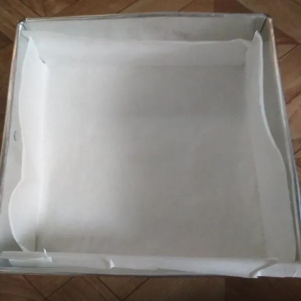 Siapkan loyang 20*20, beri baking paper atau bisa juga dengan cara mengolesi loyang dengan margarin tipis dan taburi tepung.