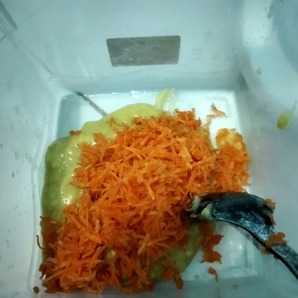 siapkan wadah, tuang adonan yang sudah di haluskan campurkan wortel, garam, gula dan kaldu aduk rata.