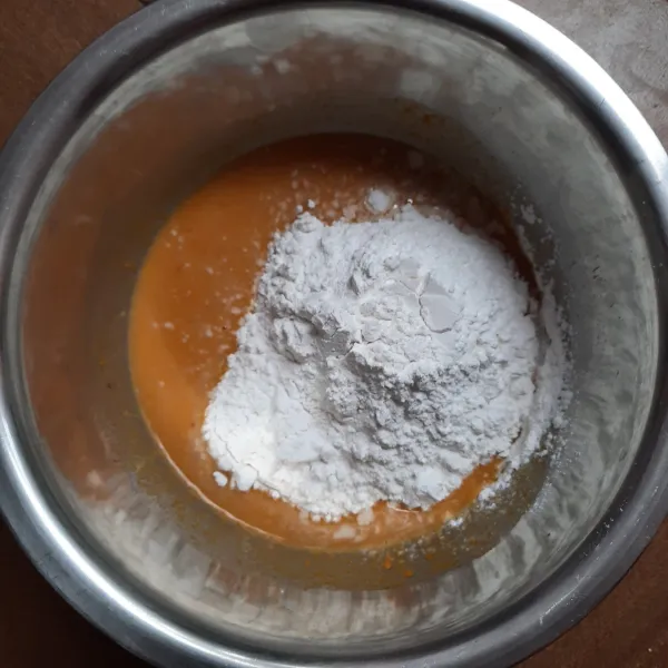 Masukkan tepung beras dan baking powder. Aduk rata.