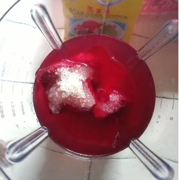 Blender buah bit yang sudah di kupas  masukkan gula,blender hingga halus.