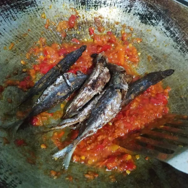 Masukkan ikan lajang goreng, aduk rata.