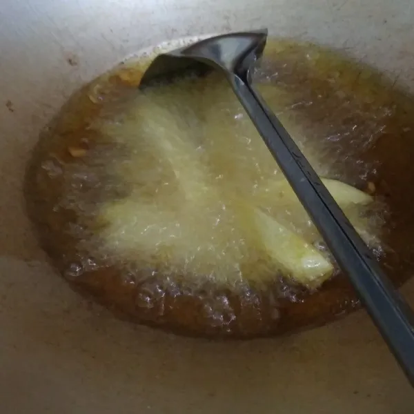 Panaskan minyak dalam wajan. Goreng kentang hingga keemasan. Angkat dan sisihkan.