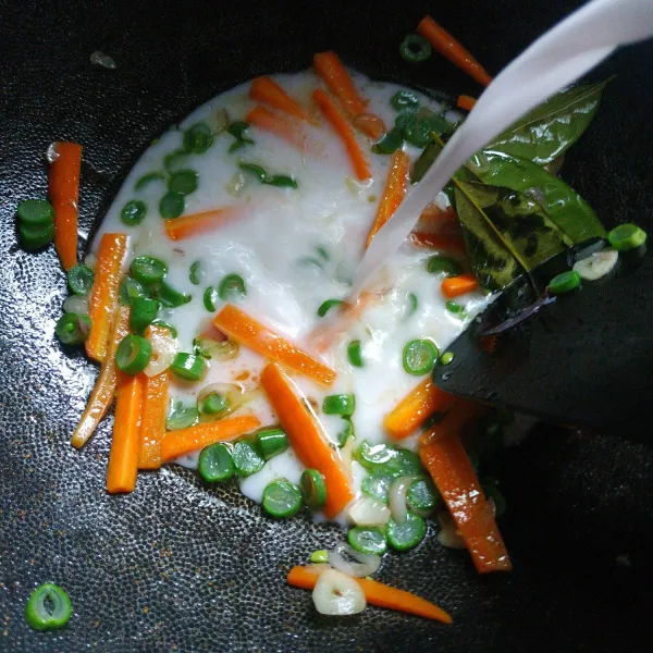 Tuang santan, masak sambil diaduk-aduk,hingga mendidih.