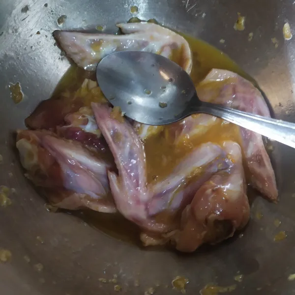 Keluarkan dari kulkas, beri kocokan telur aduk merata.