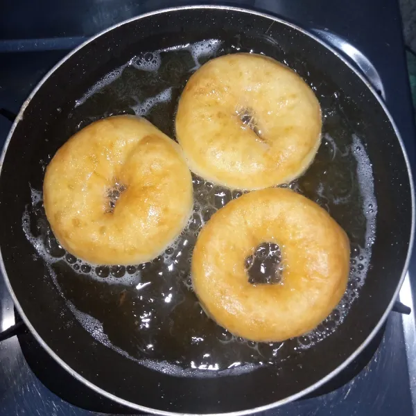 Goreng diminyak panas dengan api sedang sampai matang dengan sekali balik. Angkat,tiriskan dan sajikan bersama taburan gula halus.