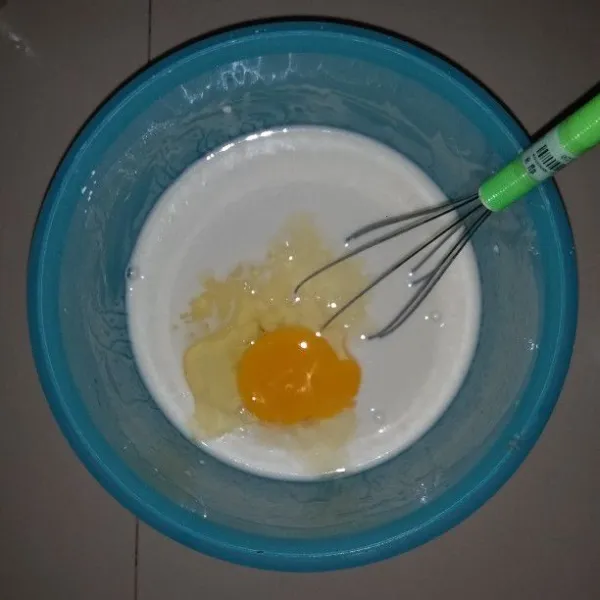 Campurkan tepung terigu, tepung tapioka, air, garam dan telur. Aduk hingga tidak menggumpal.