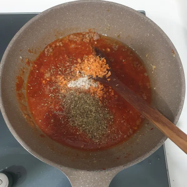 Masukan tomat Rebus yang telah di blender,pasta tomat, wortel yang di cincang halus, Air Kaldu daging, garam, Kaldu Jamur, Gula pasir, oregano dan mix Italian Herbs, aduk rata.