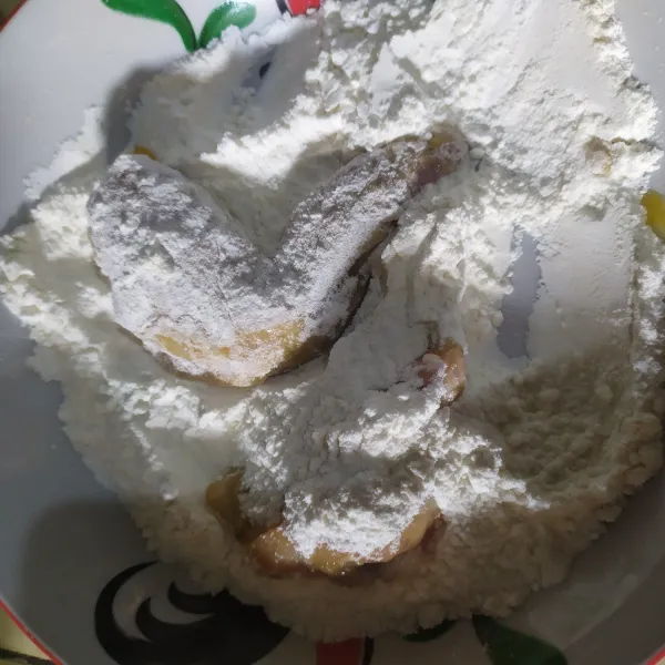 Satukan maizena dan tepung, aduk rata, gulingkan sayap ayam di atasnya sambil ditekan-tekan, goreng ke dalam minyak panas dengan teknik deep fry.