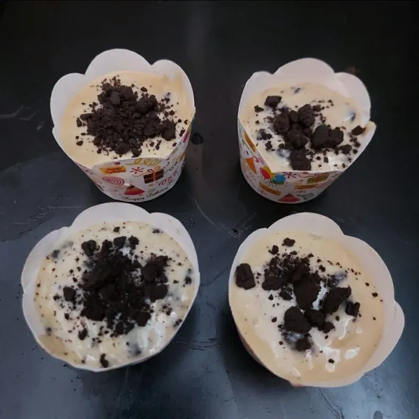 Tuang ke cup ¾bagian cup, beri topping oreo crumb. Panggang suhu 180⁰C selama 30menit. Angkat dan sajikan.