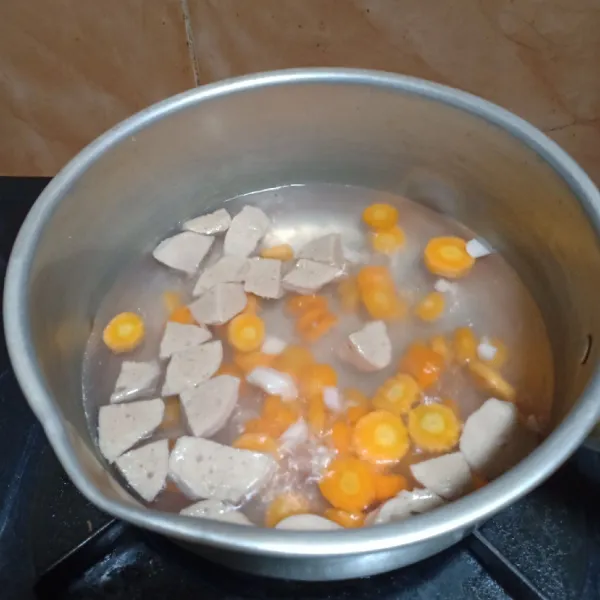 Lalu masukkan irisan bakso.