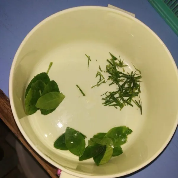Potong daun jeruk dan sisihkan