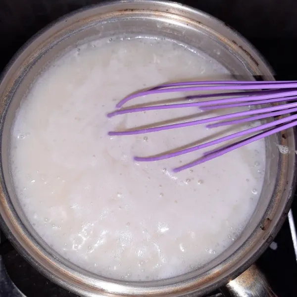 didihkan air 400 ml, campurkan agar2, susu kental manis dan gula. aduk2 masak dengan api sedang.
