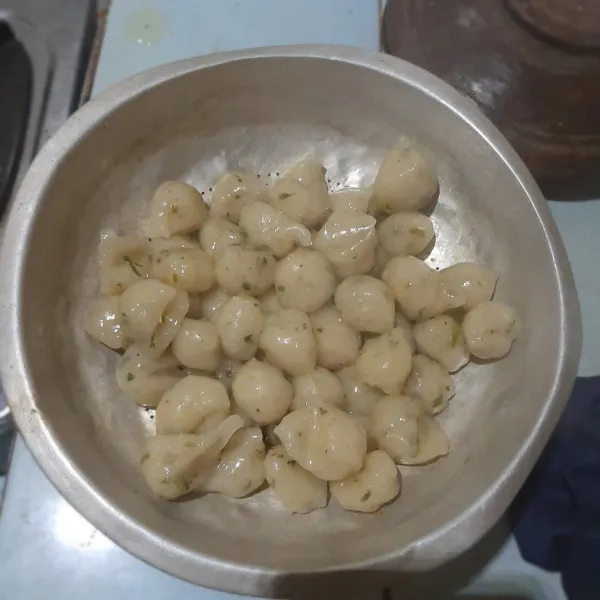 Tiriskan cilok yang sudah matang.