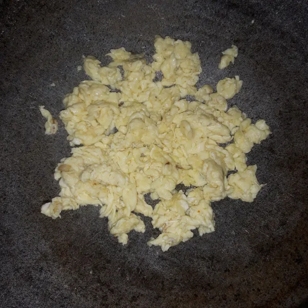 Kocok lepas telur lalu orak-arik telur di dalam wajan.lalu sisihkan.