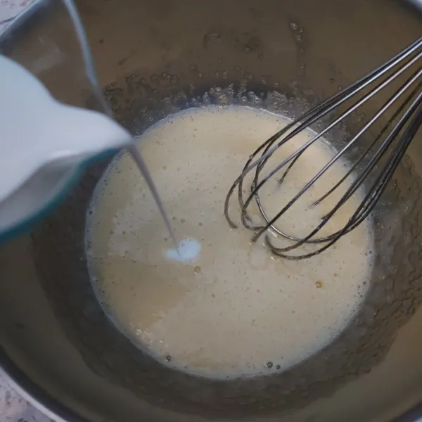Dikocok telur dan gula sampai larut, lalu masukkan susu cair. Aduk rata.