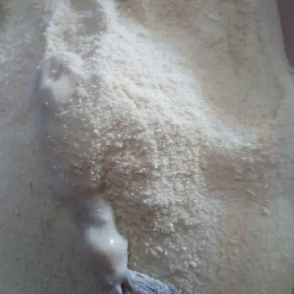 Lalu masukkan udang ke tepung panir yang sudah diblender. Ratakan.