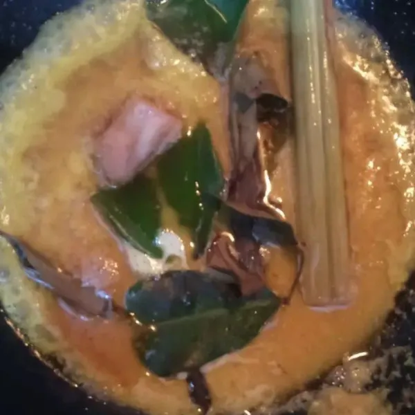 Kurangi minyak bekas menggoreng ikan, tumis bumbu halus dan bumbu cemplung hingga harum.