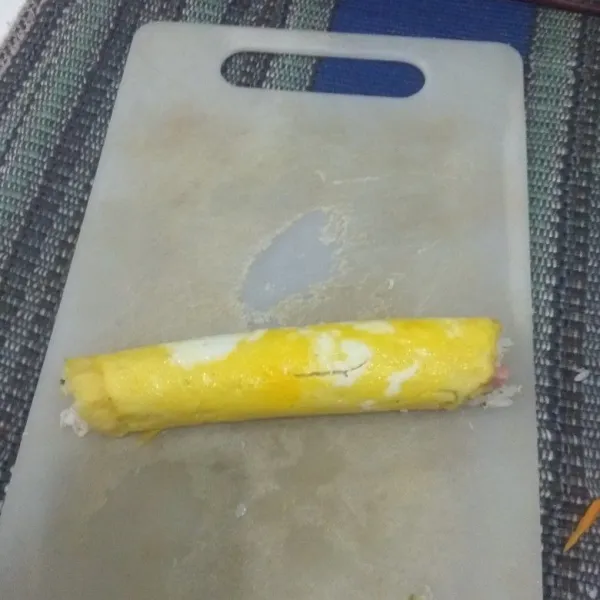 Kemudian gulung lalu potong2. ingat memotongnya dari tengah dulu ya dan pisau tiap mau memotong harus dioles minyak/air supaya tidak lengket.