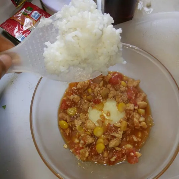 Siapkan wadah tahan panas,tata telur dan tumisan jagung di dasar wadah lalu timpali nasi.