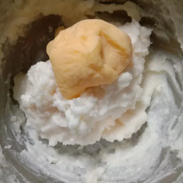 Sementara itu kocok hingga halus cream cheese dengan margarin.