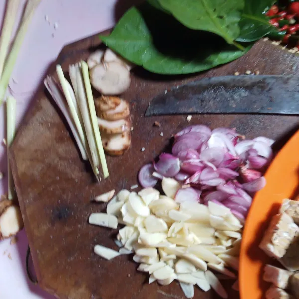 Siapkan bawang merah bawang putih lalu di iris tipis salam lengkuas dan serai.