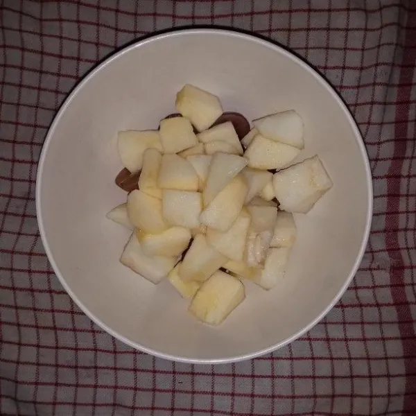 Cuci semua buah dan tiriskan. Kupas dan potong dadu buah pir dan apel. Belah buah strawbery dan anggur menjadi 2 bagian.