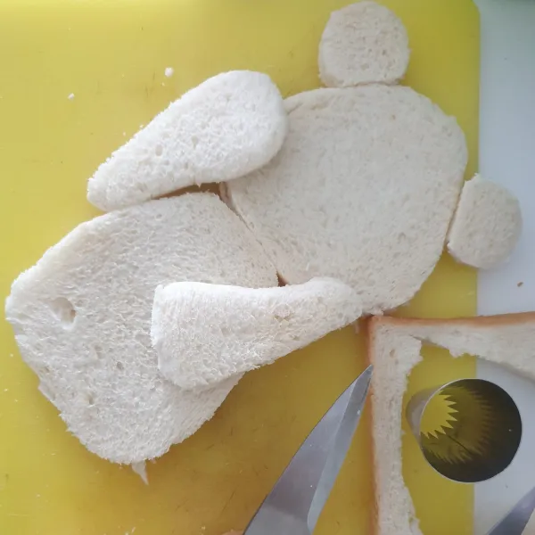 potong dan bentuk roti seperti Teddy bear.