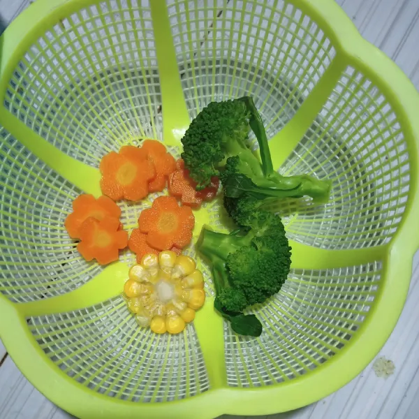 Rebus sayuran yaitu brokoli, wortel dan jagung manis. Cuci bersih tomat Cherry dan daun selada.