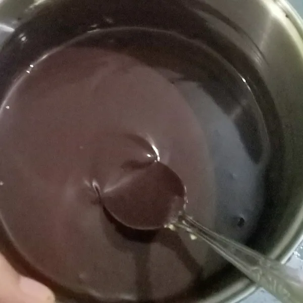 Lelehkan cokelat bersama margarin dan minyak. Sisihkan.
