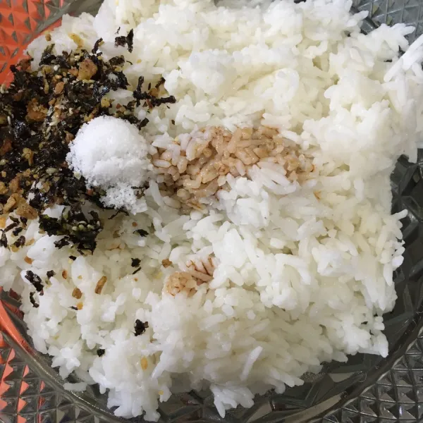 Campur nasi hangat dengan garam, nori, kaldu jamur dan kecap asin.
