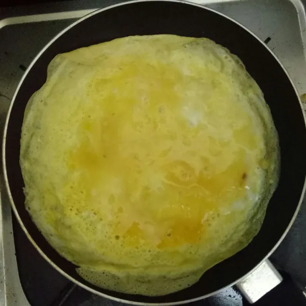Kocok lepas telur, bumbui dengan sejumput garam dan kaldu bubuk lalu dadar di teflon hingga matang.