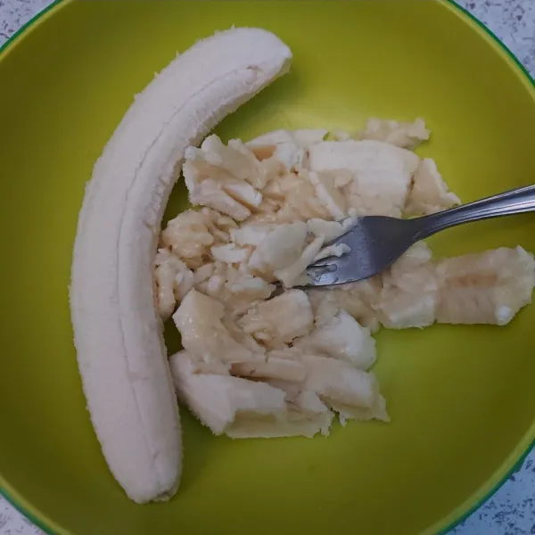 Lumatkan pisang. Sisihkan.