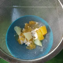 Haluskan sayur dan lauk lainnya seperti ayan dan tahu.