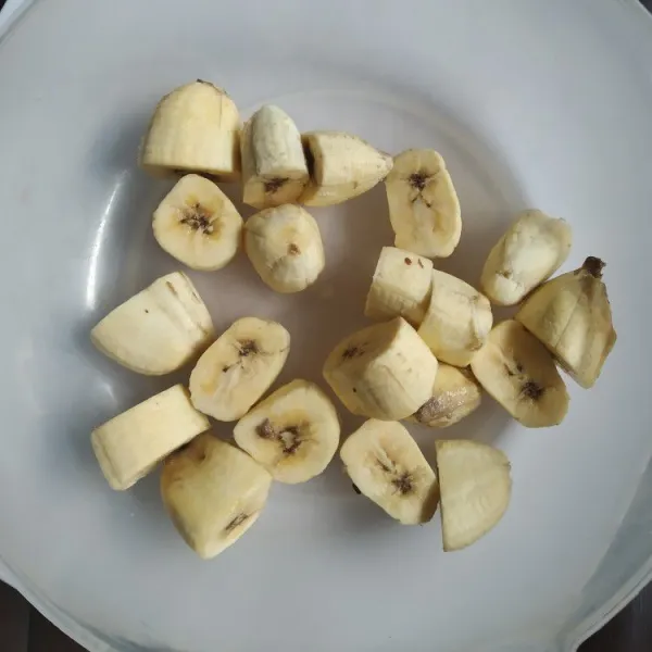 Potong-potong pisang jadi ukuran kecil.