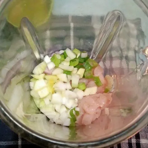 Blender ayam, daun bawang, bawang merah, bawang bombay dan bawang putih. Tambahkan garam dan penyedap sampai lembut.