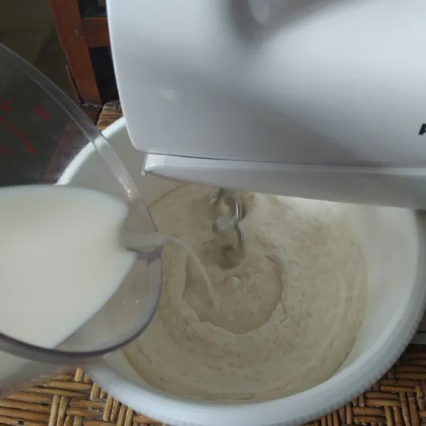 mixer campuran tersebut, kemudian tambahkan susu sedikit demi sedikit.