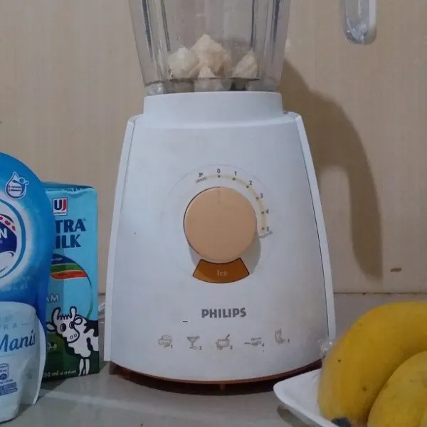 Blender pisang, madu dan air matang. Matikan blender jika sudah halus.