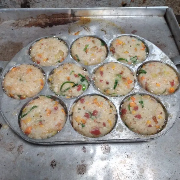 Panaskan cetakan dengan bagian bawah dialasi loyang supaya tidak cepat gosong. Masukkan 1 sdm adonan tutup dam masak sampai bagian bawah setengah kering balik dan masak hingga matang.