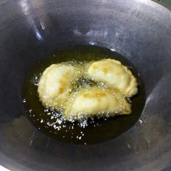 Panaskan minyak goreng dengan api sedang. Goreng pastel sampai matang, kuning kecoklatan.