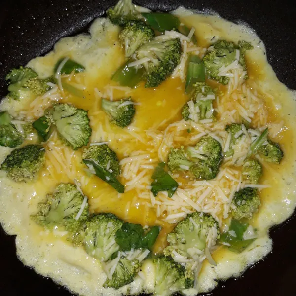 Panaskan teflon yang sudah di kasih minyak goreng,masukkan omelette masak samapai matang.